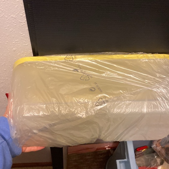 New in package, Tupperware fridge, smart large container with yellow lid - Picture 3 of 3